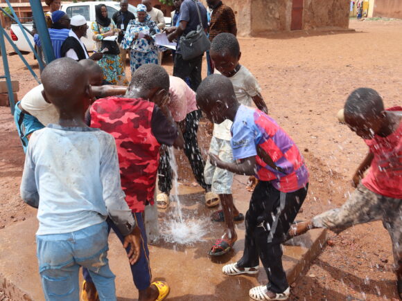 💧 8 forages solaires pour changer la vie de 34.000 élèves dans la commune V